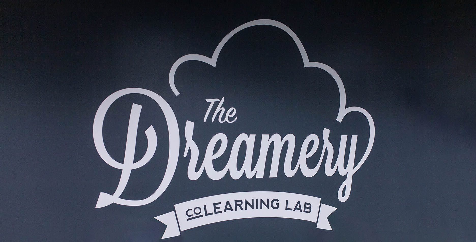 Logo The Dreamery painted on wall