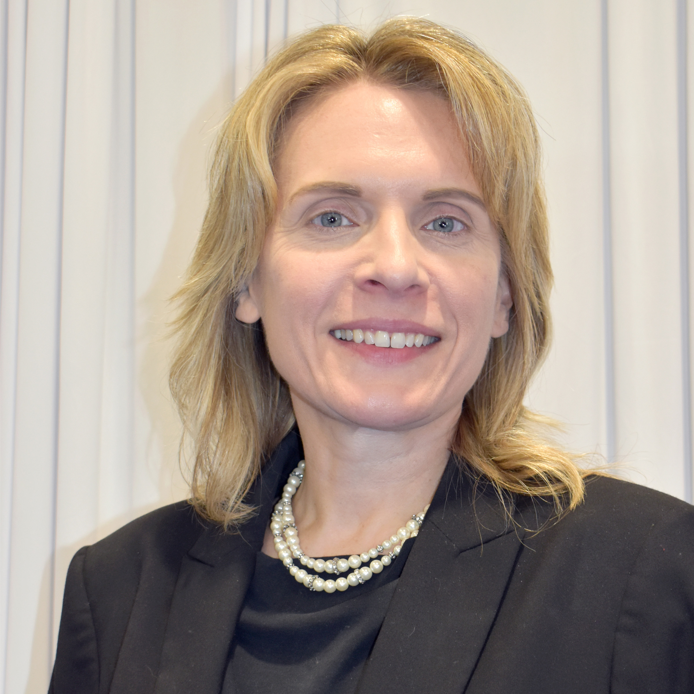 Leane Nedza Headshot